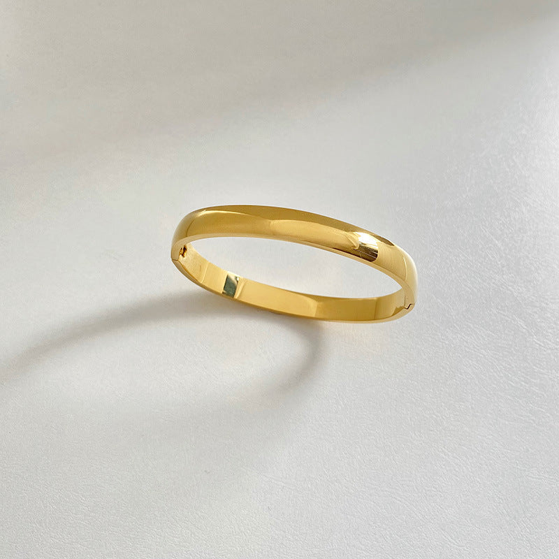 Retro Minimalistic Gold Buckle Bracelet