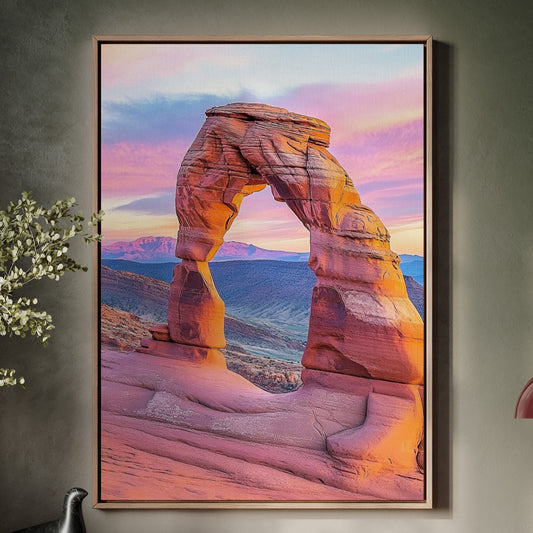 Delicate Arch in der Abenddämmerung unter gemaltem Himmel