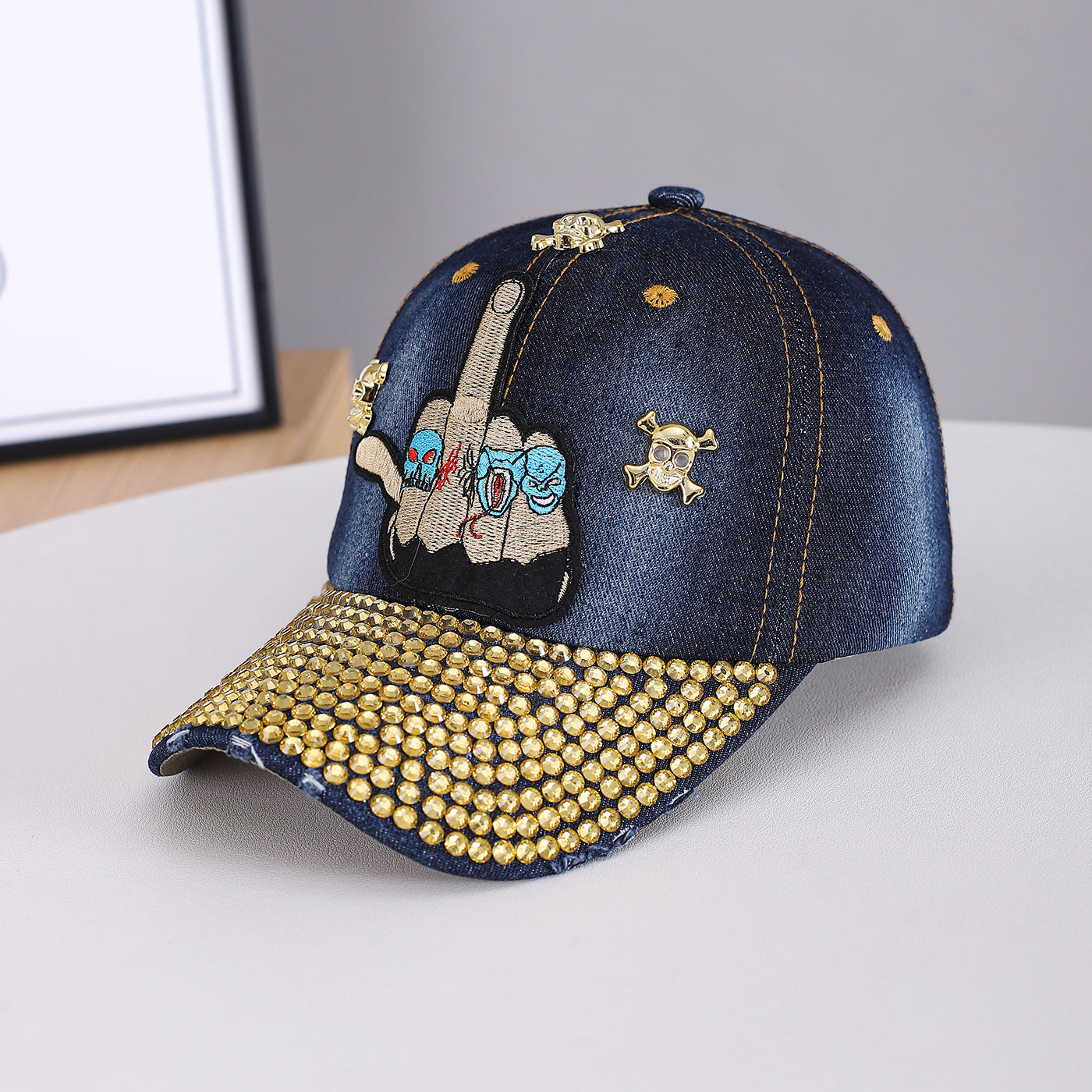 Men's And Women's Matching Metal Skull Embroidered Cap With Diamond-Studded Brim - A Unique Dark Style Flat Brim Hat Suitable For Streetwear And Casual Party Attire
