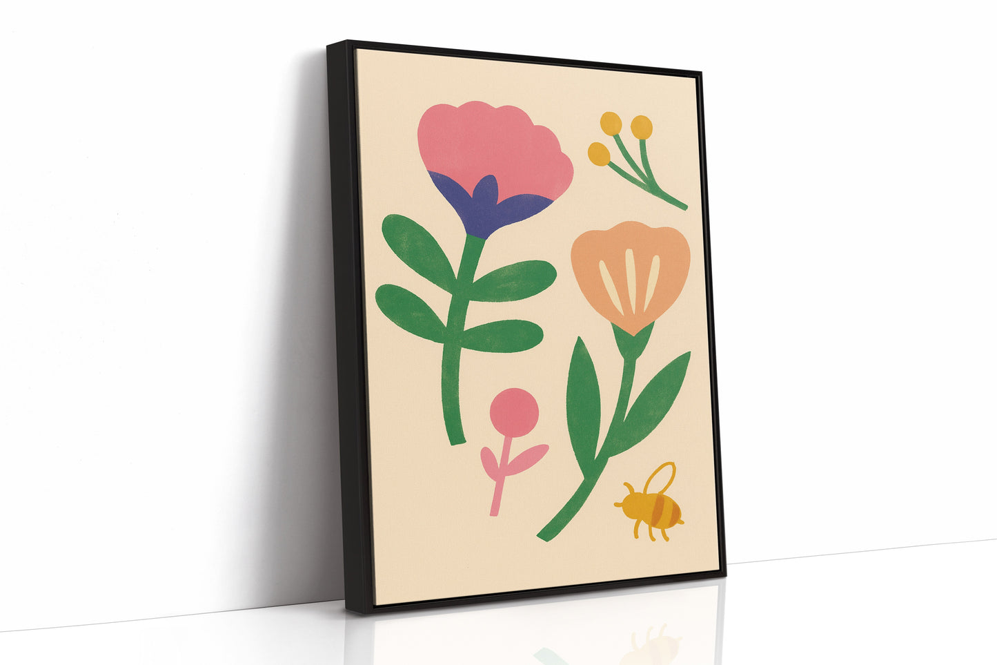 Hummel und Blüten auf Cremefarben