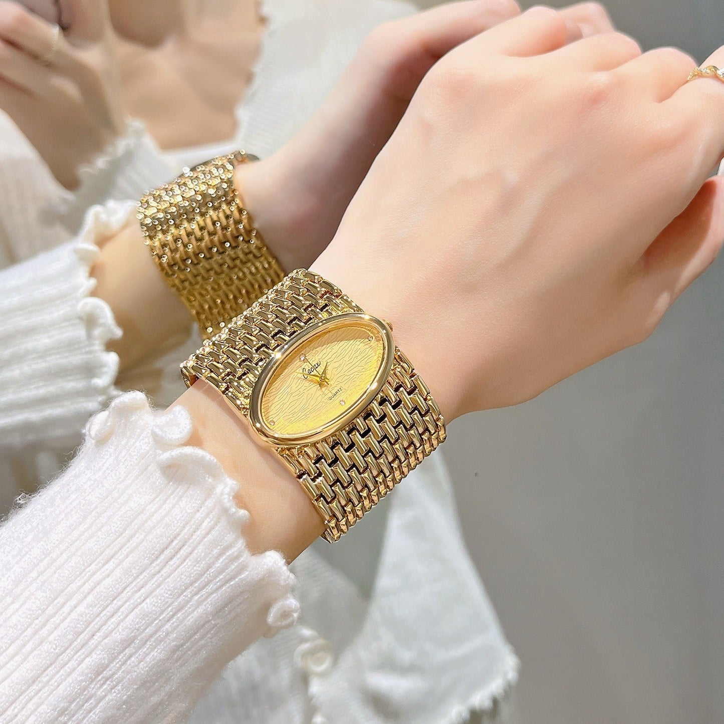 Vintage Quartz Watch For Women Stylish And Trendy