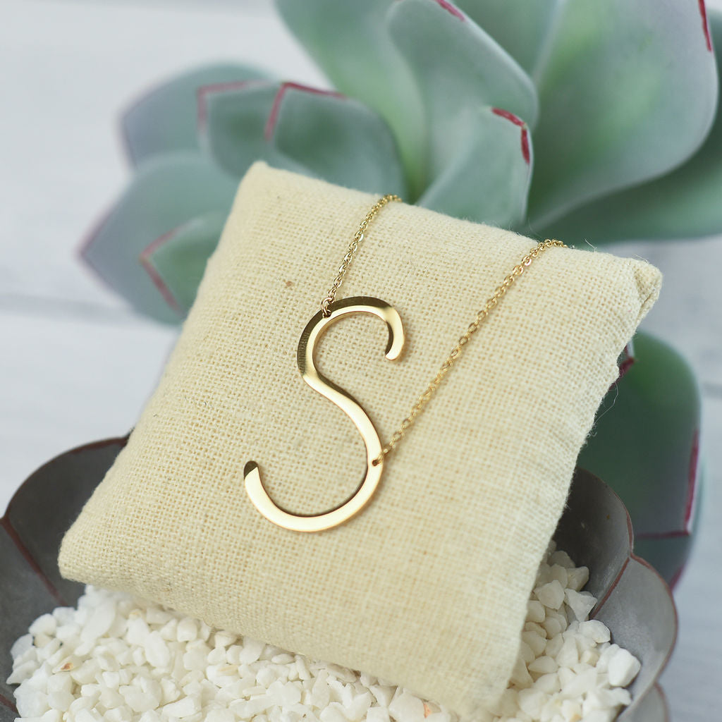 Große Buchstaben- / Initialien-Halskette in Gold