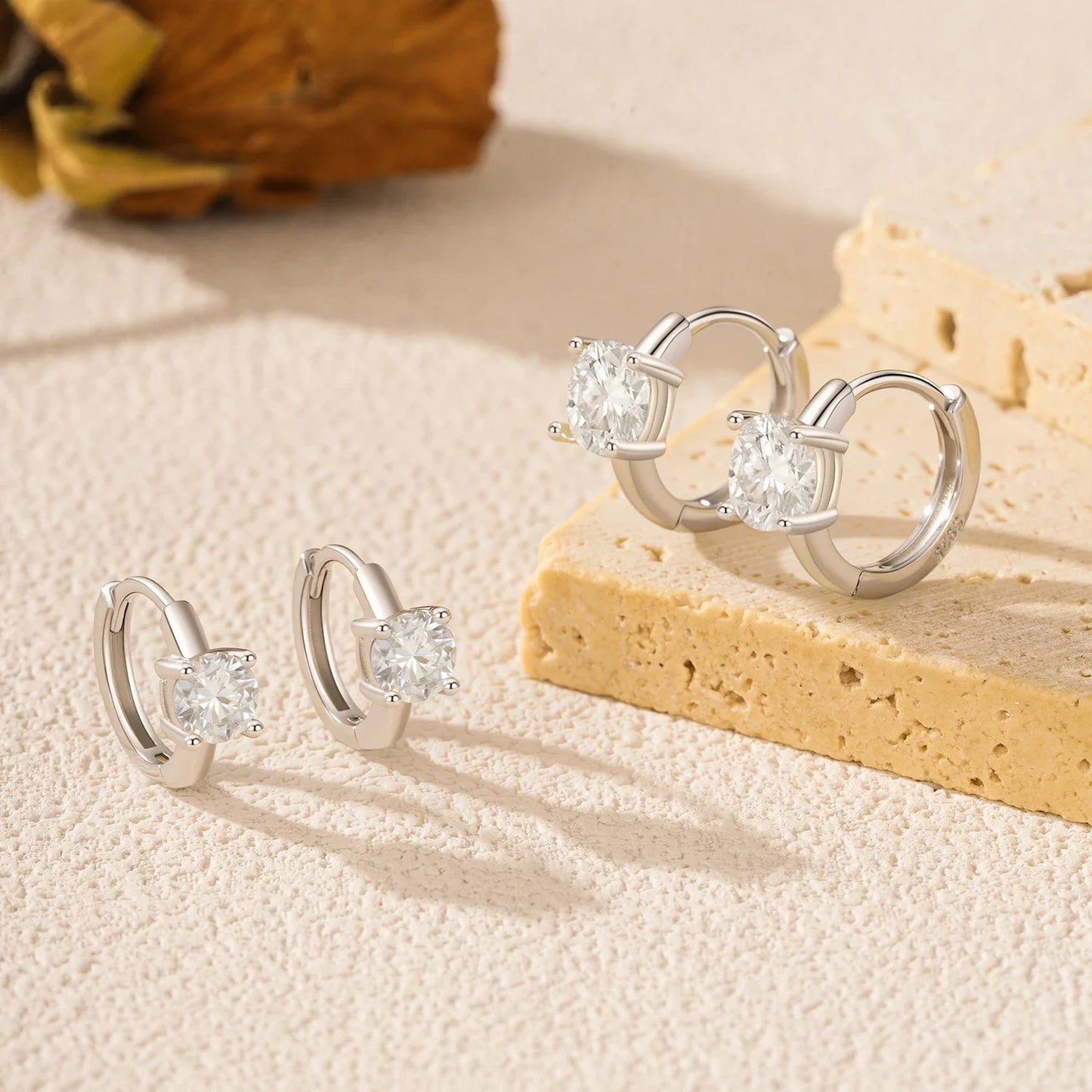 Ohrringe für Damen aus 925er Sterlingsilber mit D-farbenem, rundem Moissanit und funkelnden Creolen