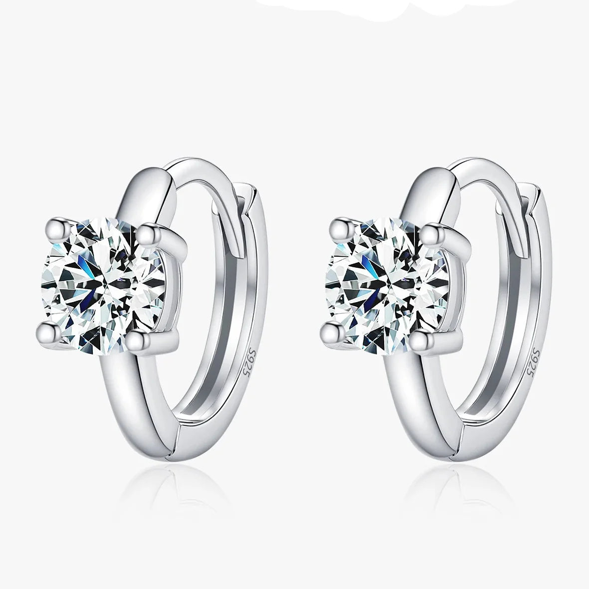 Ohrringe für Damen aus 925er Sterlingsilber mit D-farbenem, rundem Moissanit und funkelnden Creolen