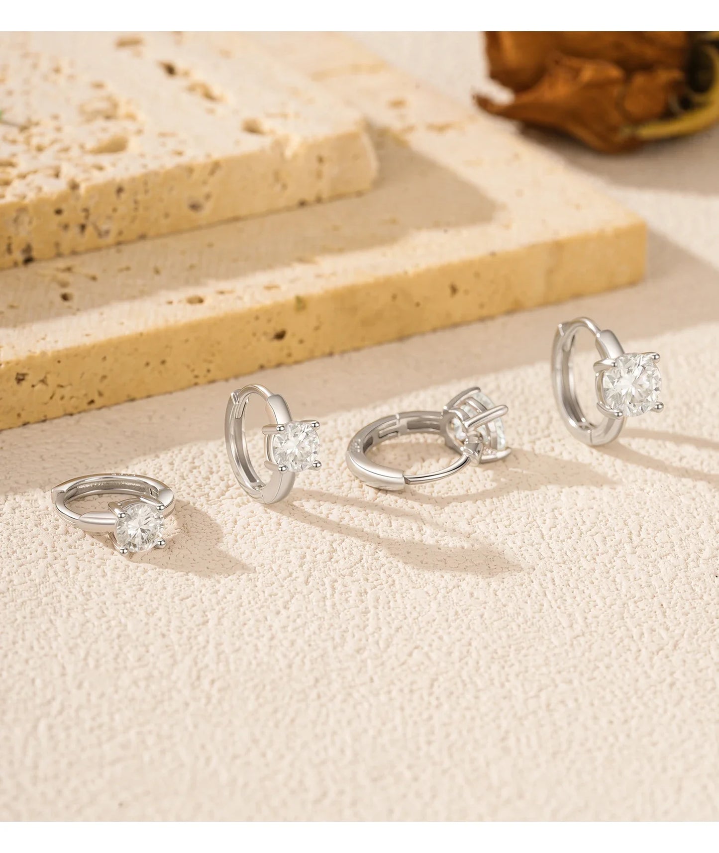 Ohrringe für Damen aus 925er Sterlingsilber mit D-farbenem, rundem Moissanit und funkelnden Creolen