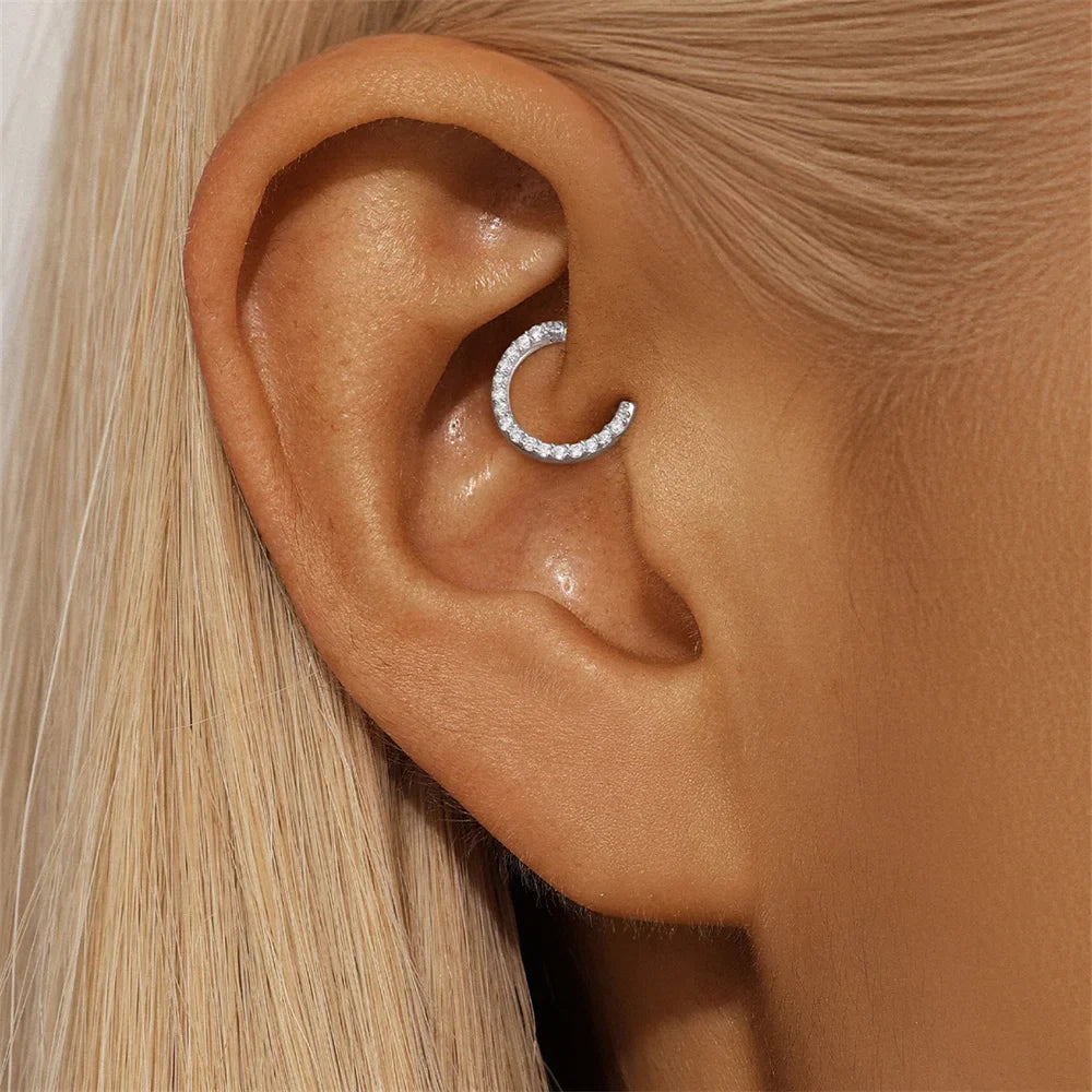 Ohrstecker für Damen aus 925er Sterlingsilber mit Mini-Moissanit-Vierkrappenfassung