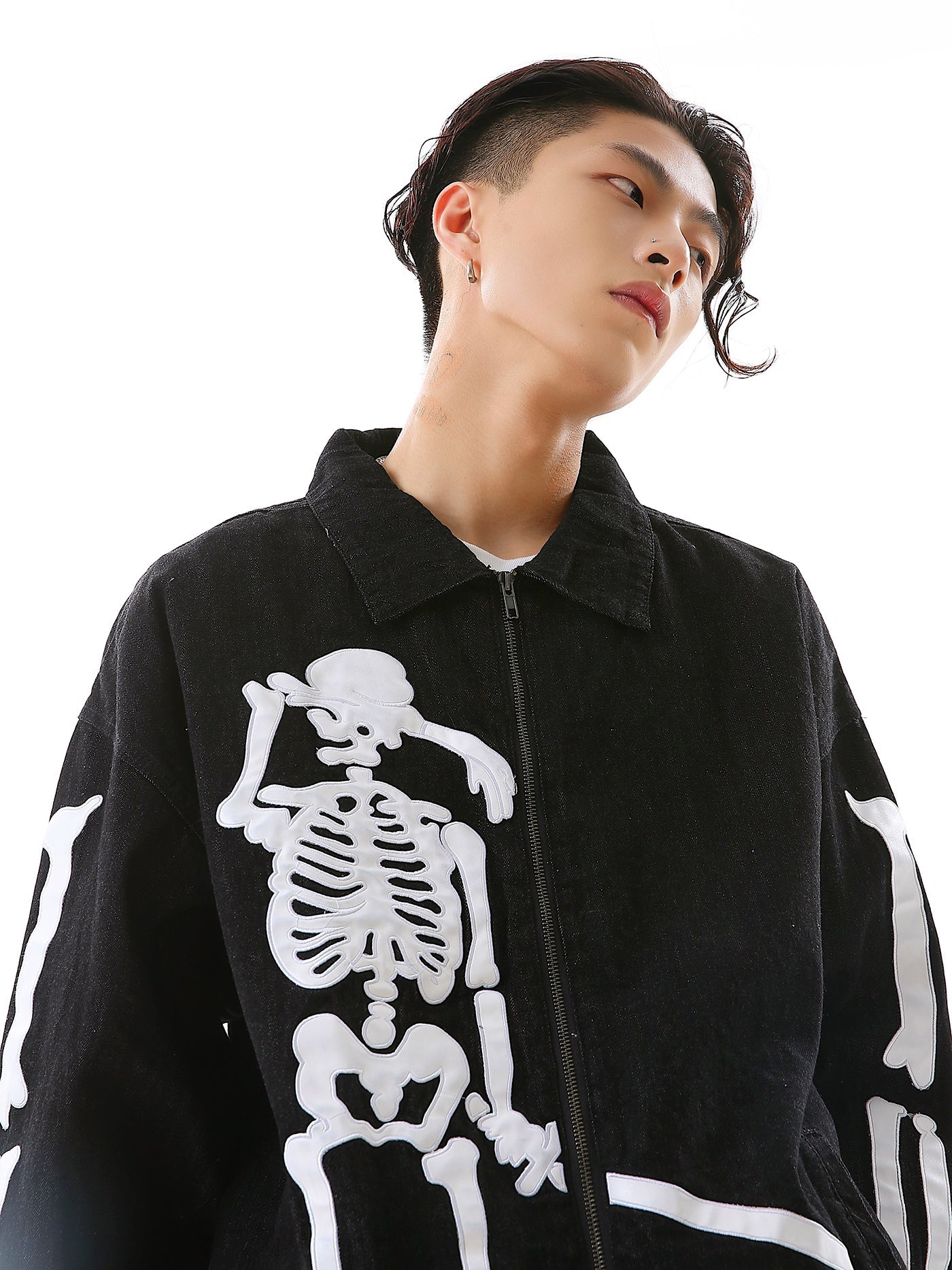 Jeansjacke mit weinendem Skelett