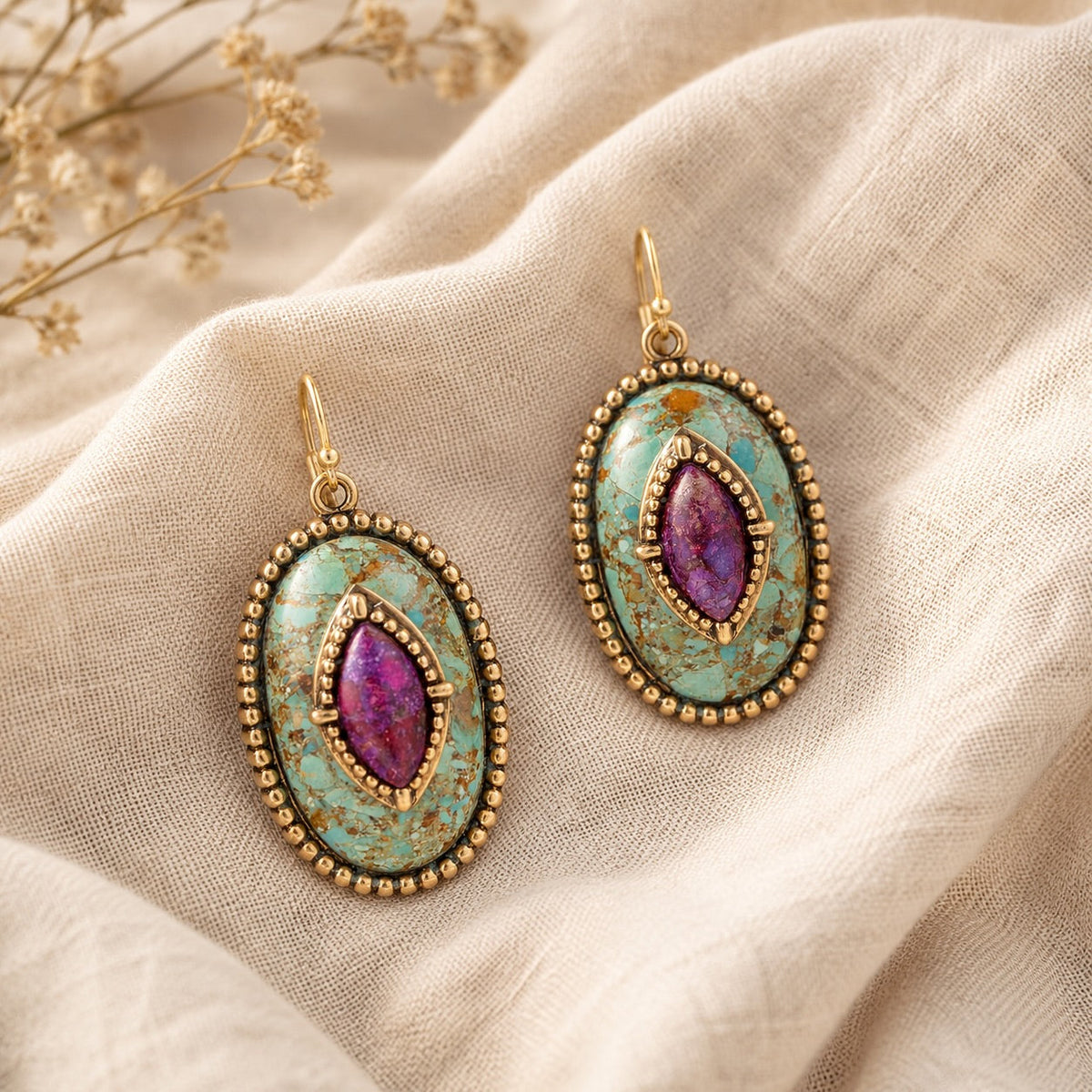 Boucles d'oreilles pendantes en pierre empilée bleue et violette turquoise dorée