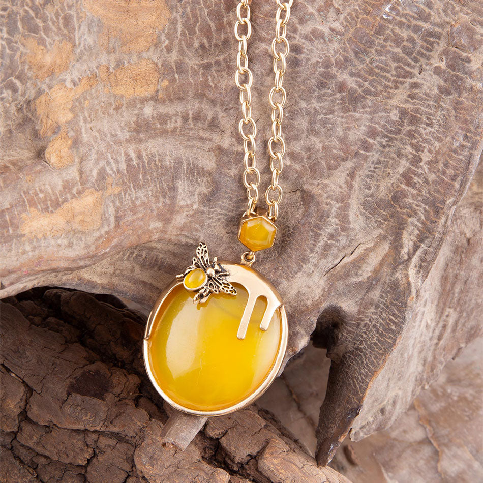 Halskette aus gelbem Achat mit goldener Honigtropfen-Applikation