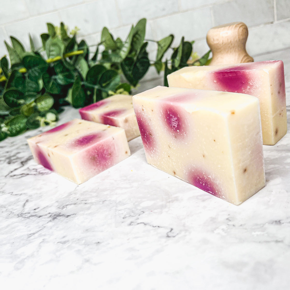 Savon en barre Pétales de rose Petal Dance - Parfum floral doux et musqué, Savon de bain fait main