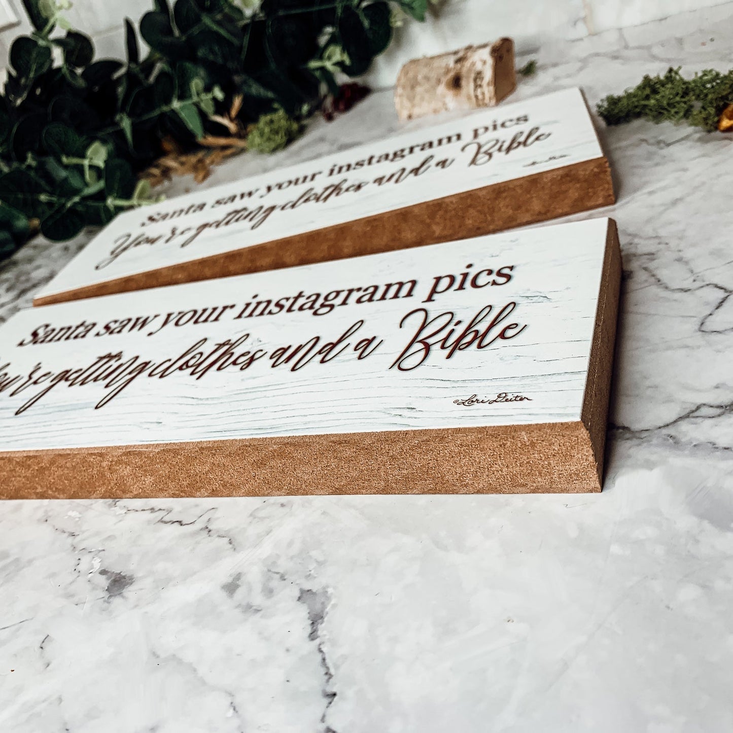 Panneau de Noël en bois fait à la main Le Père Noël a vu votre Instagram, il vous offre des vêtements et une Bible à mettre sur votre cheminée