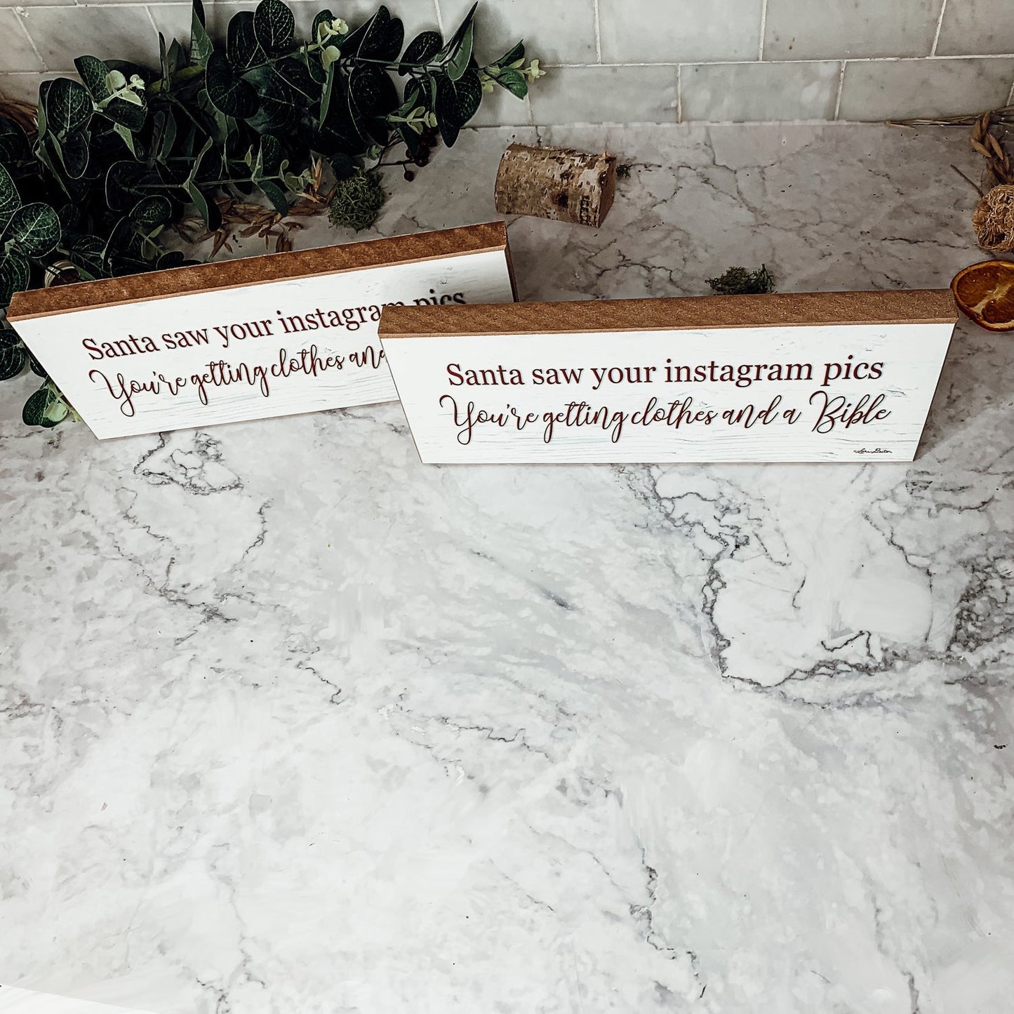 Panneau de Noël en bois fait à la main Le Père Noël a vu votre Instagram, il vous offre des vêtements et une Bible à mettre sur votre cheminée