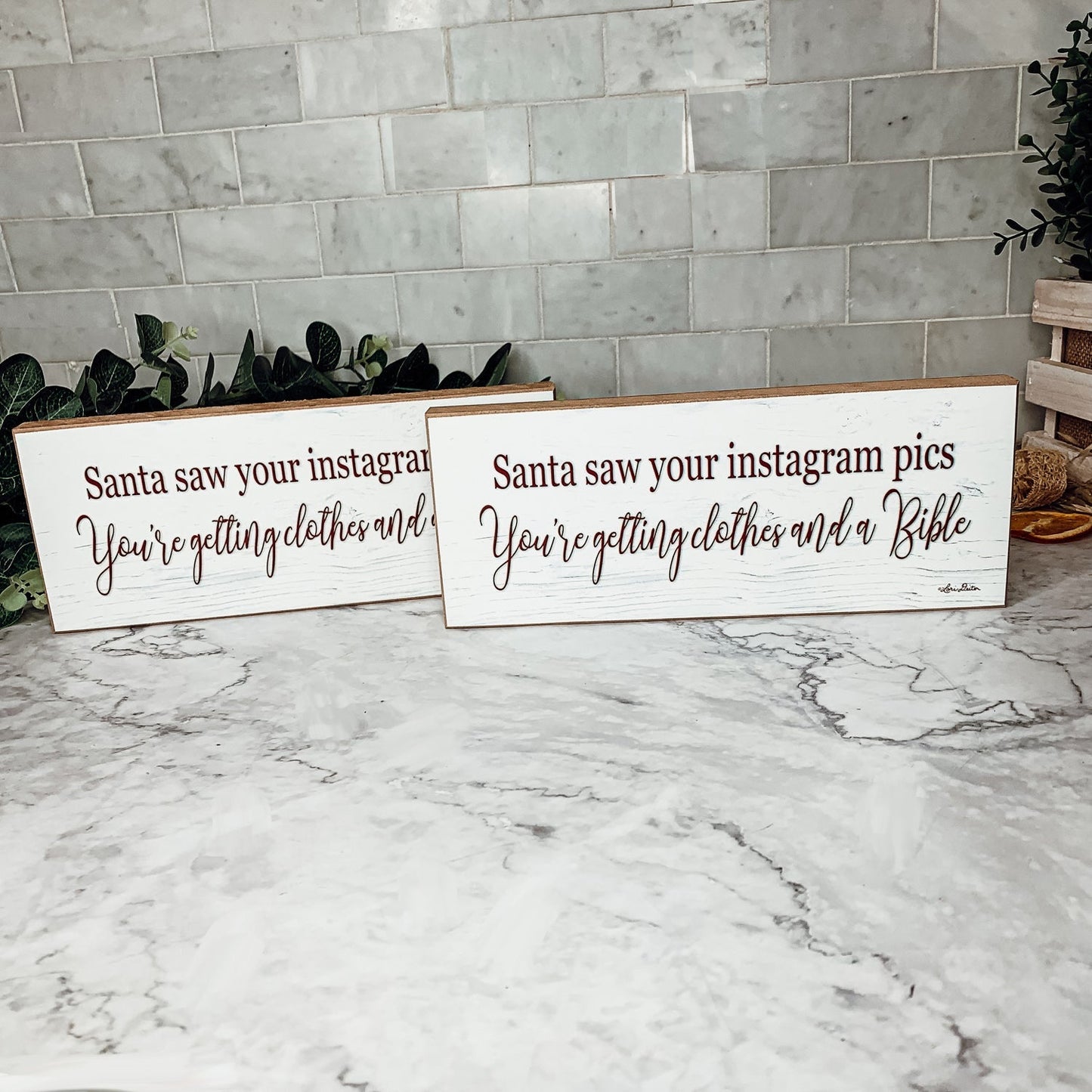 Panneau de Noël en bois fait à la main Le Père Noël a vu votre Instagram, il vous offre des vêtements et une Bible à mettre sur votre cheminée