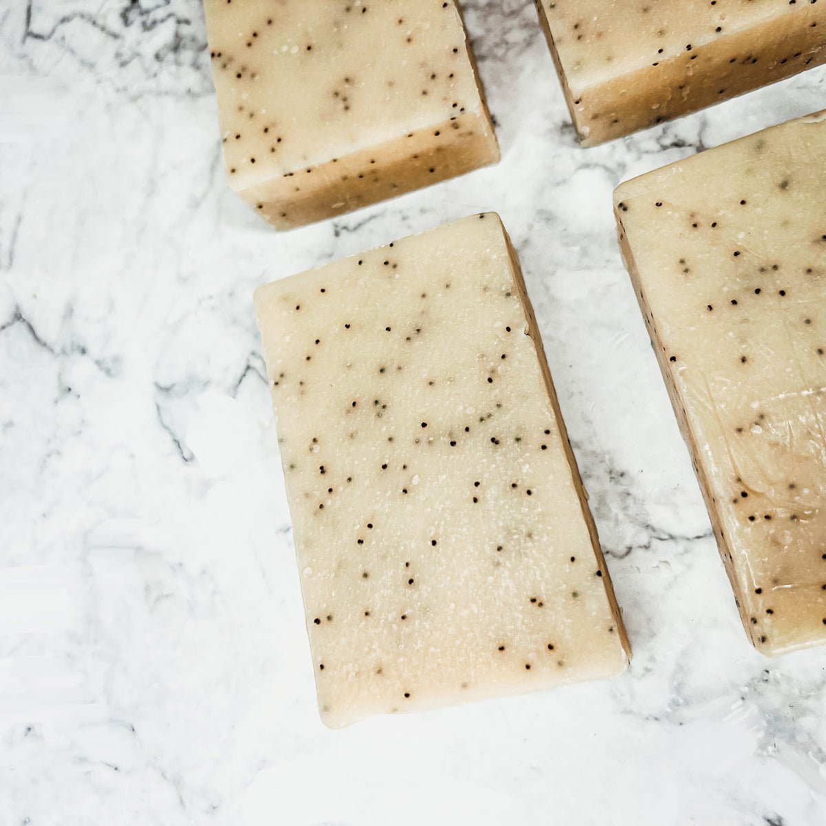 Savon Exfoliant Graines de Pavot Huile d'Olive et Tournesol Parfum Agrumes Tropicaux Fait Main