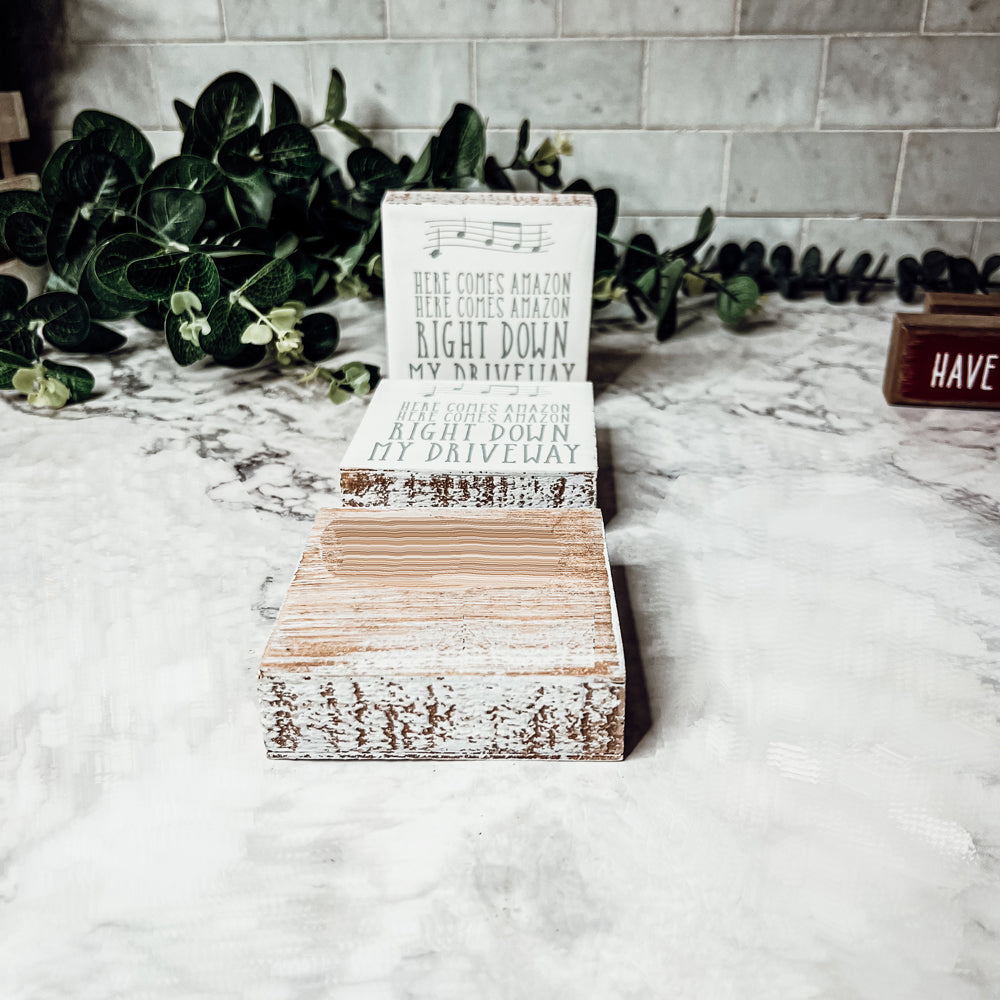 Voici un bloc en bois "Amazon arrive" Décor de porche drôle Cadeau de livraison Décoration d'intérieur