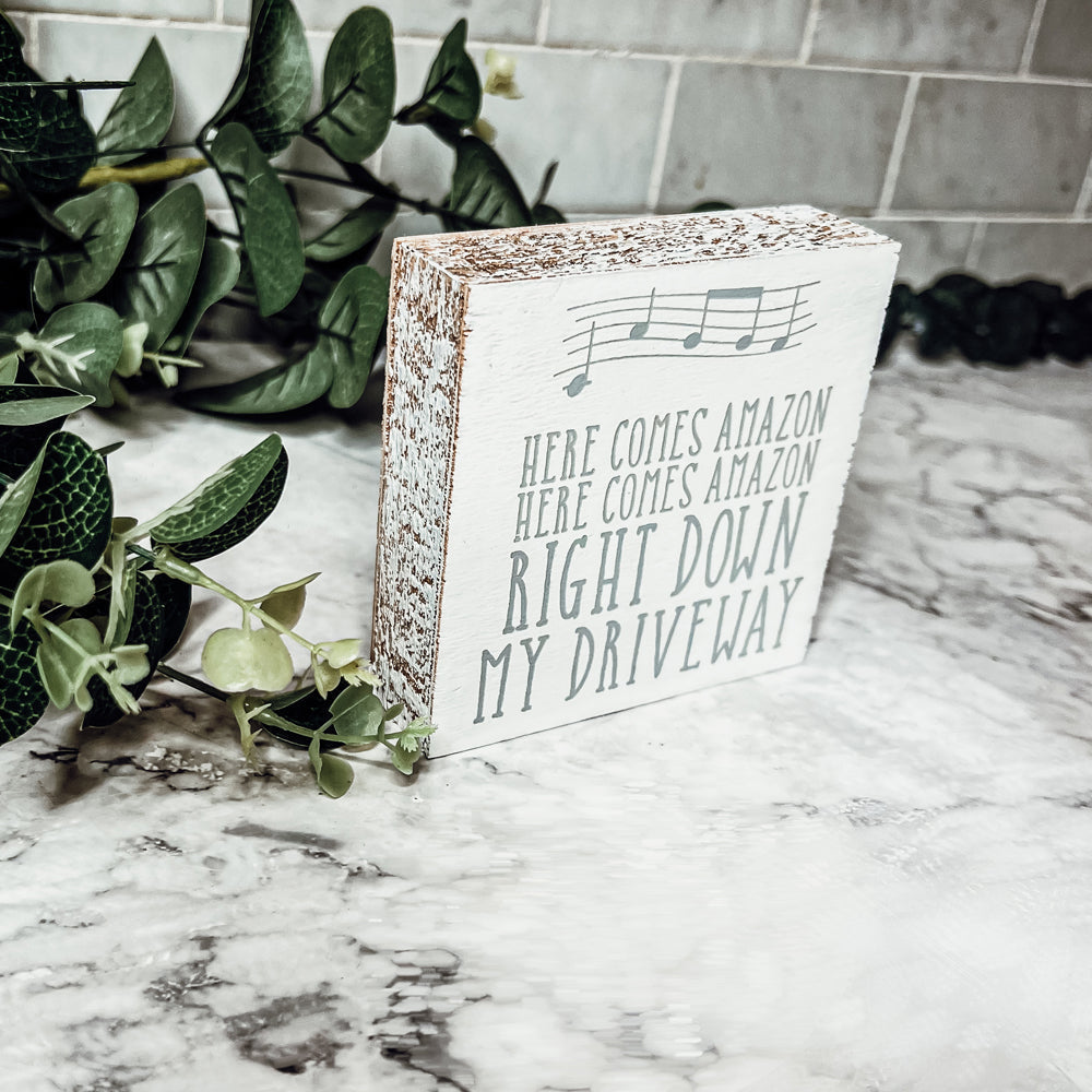 Voici un bloc en bois "Amazon arrive" Décor de porche drôle Cadeau de livraison Décoration d'intérieur