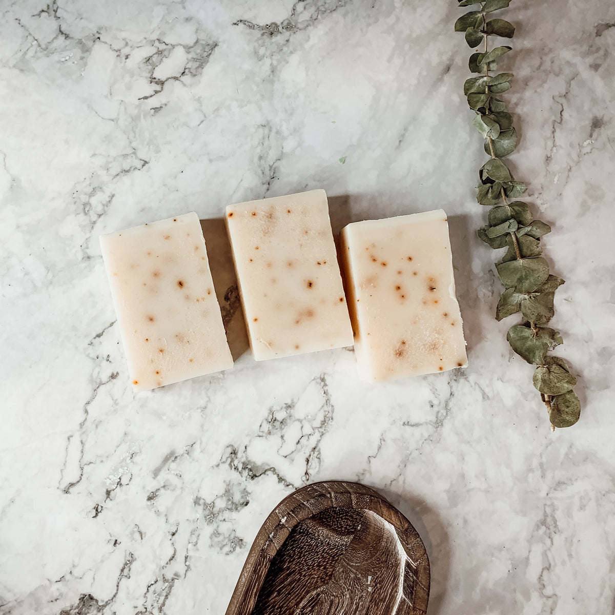 Teebaum-Minz-Peelingseife mit Pfefferminzblättern, Sheabutter und natürlichen Ölen, erfrischend