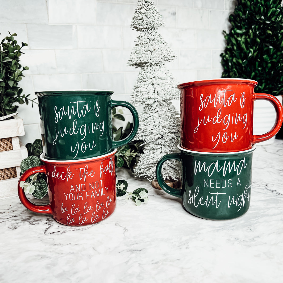 Tasse à café vilain et sage en céramique style feu de camp 410 ml rouge ou vert, motif double face