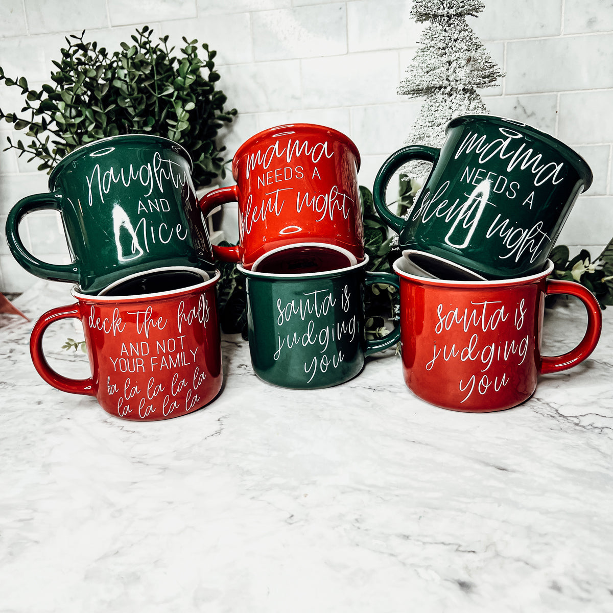 Tasse à café vilain et sage en céramique style feu de camp 410 ml rouge ou vert, motif double face