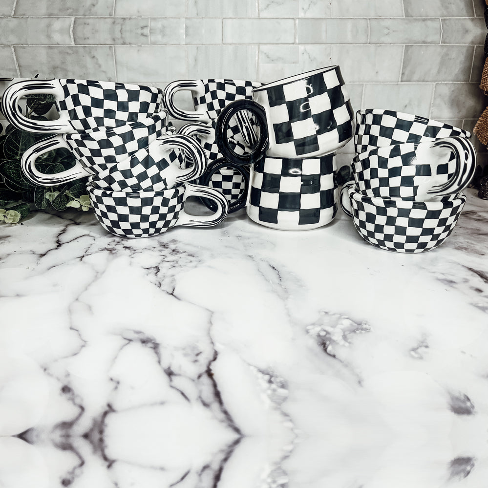 Kleine schwarz-weiß karierte Tasse, Retro, handbemalt, glänzend, Keramik, spülmaschinen- und mikrowellengeeignet