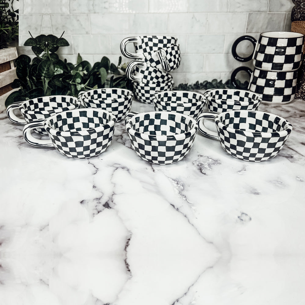 Kleine schwarz-weiß karierte Tasse, Retro, handbemalt, glänzend, Keramik, spülmaschinen- und mikrowellengeeignet