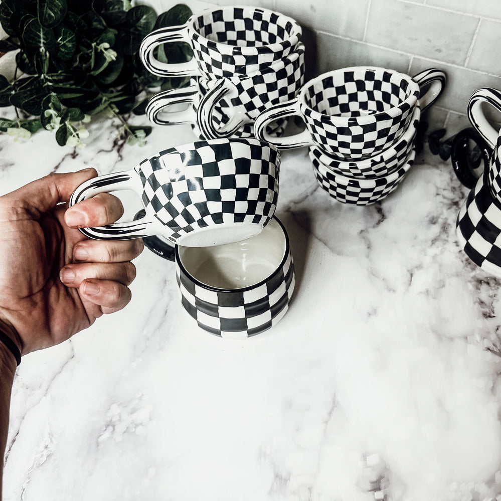 Kleine schwarz-weiß karierte Tasse, Retro, handbemalt, glänzend, Keramik, spülmaschinen- und mikrowellengeeignet