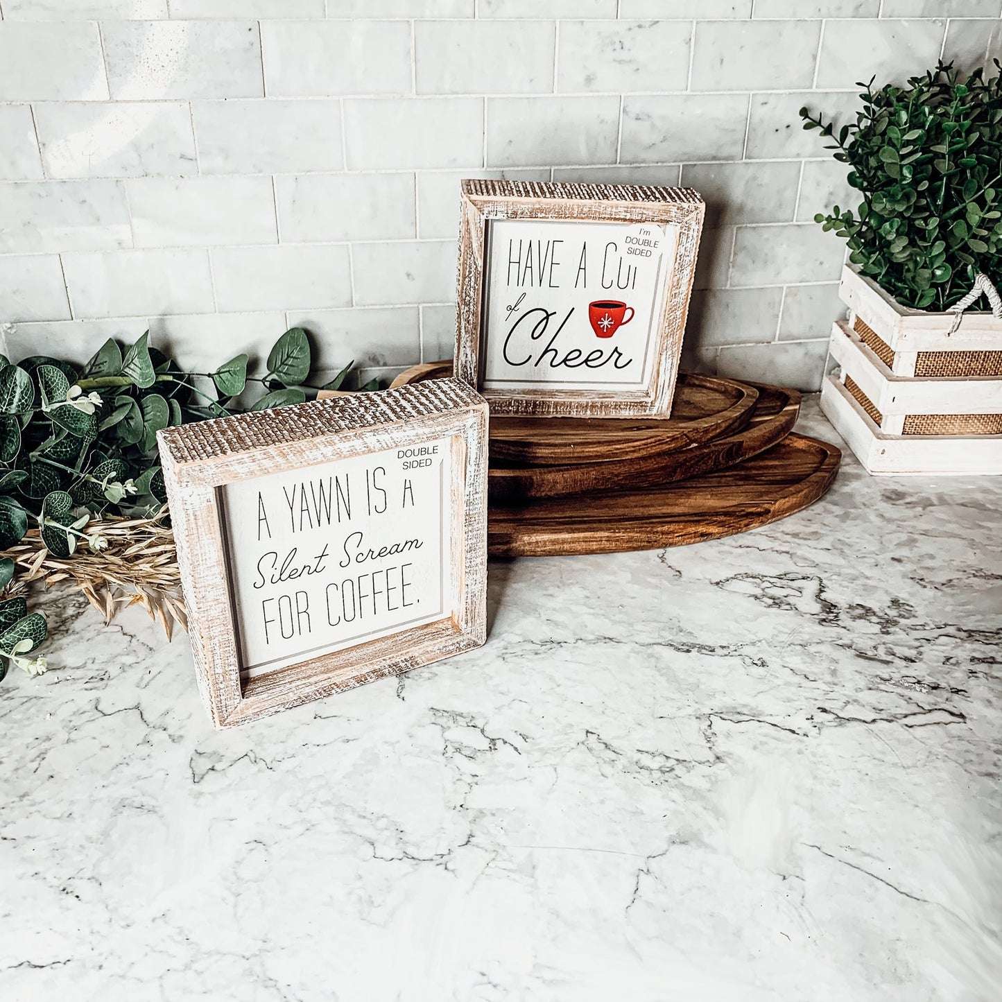 Tasse Freude doppelseitiges Coffee Bar Schild Feiertage Winter Kaffee Deko rote Tasse Schneeflocke