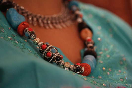 Collier plastron bohème en résine avec perles et breloques pour femme