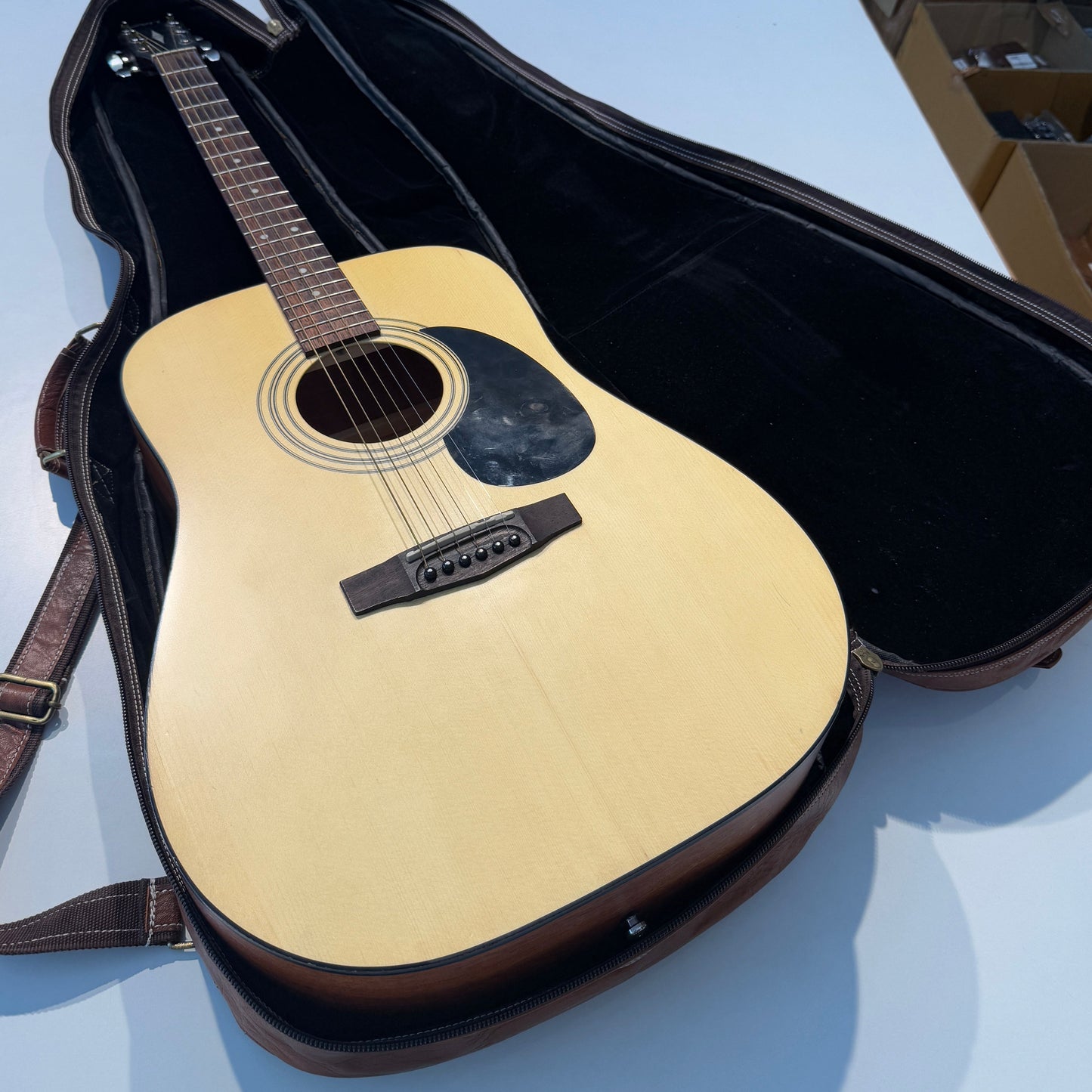Personalisierter Leder-Gitarrenkoffer