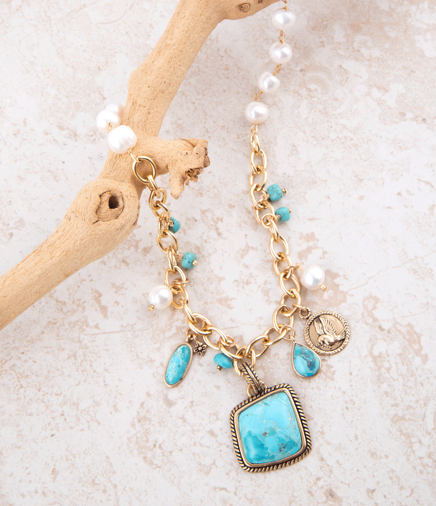 Goldkette mit mehreren Anhängern aus blauem Türkis und weißen Perlen