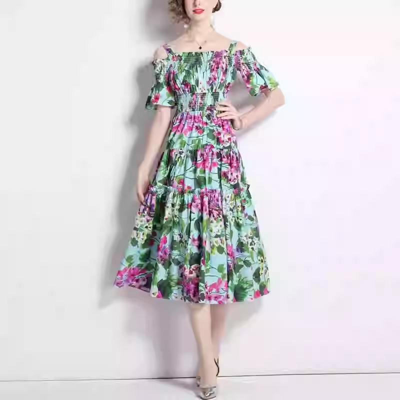 Prominentes kurzärmeliges Kleid