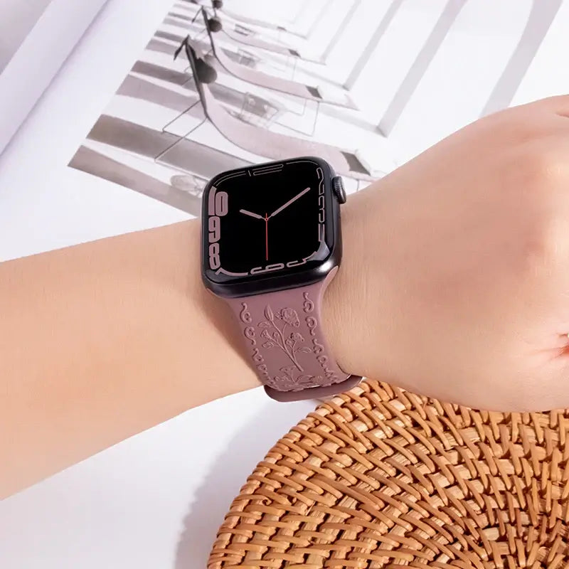 Bracelet en silicone Apple Watch - Gravure florale - Design élégant