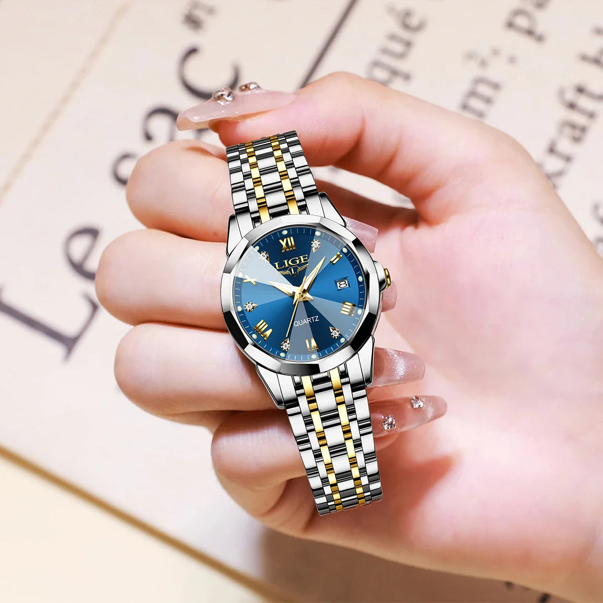 Damenarmbanduhr aus Edelstahl, Bicolor, mit blauem Sunburst-Zifferblatt