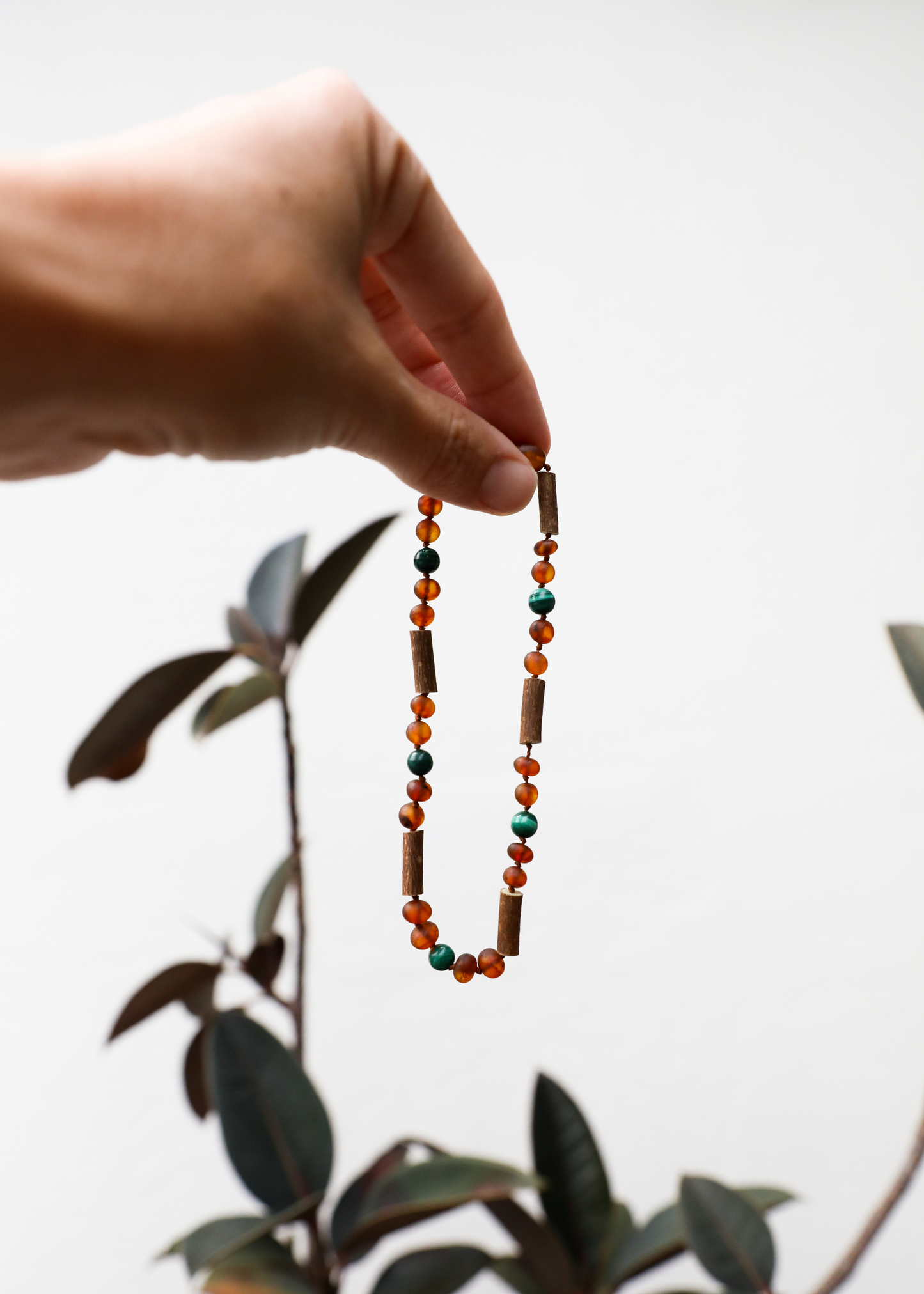 Noisetier || Ambre de la Baltique cognac brut + Malachite || Collier