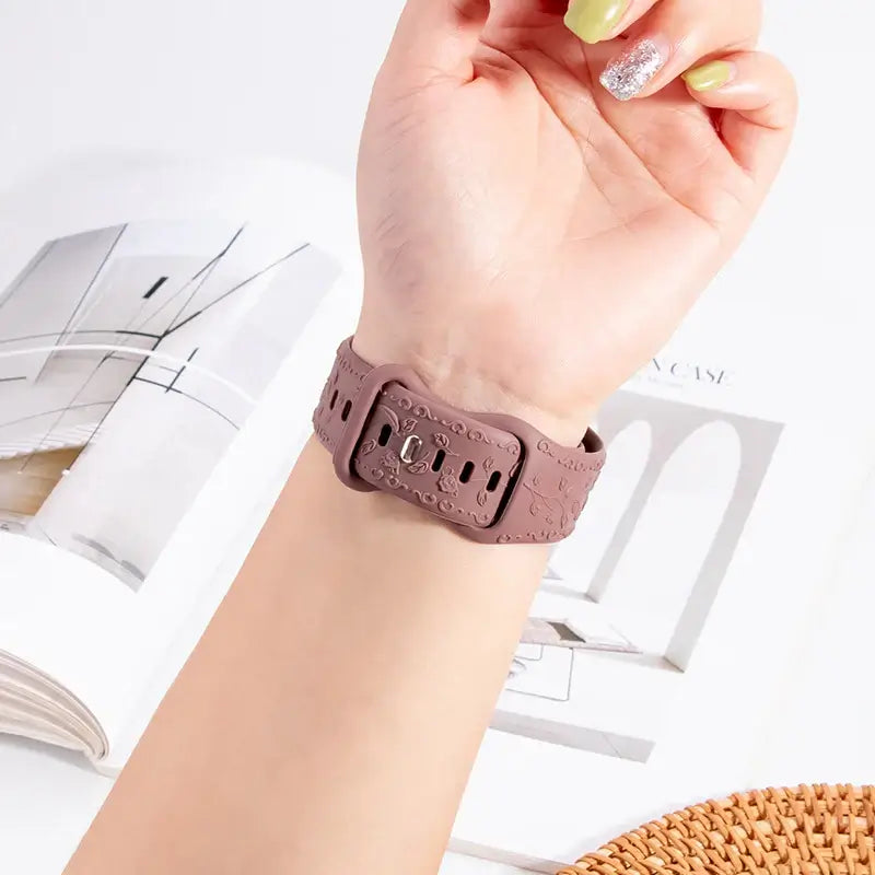 Bracelet en silicone Apple Watch - Gravure florale - Design élégant