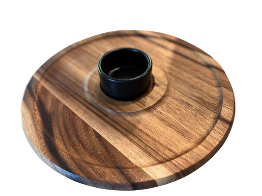 Plat de service à copeaux et trempette en bois d'acacia de 30,5 cm avec bol en céramique noire