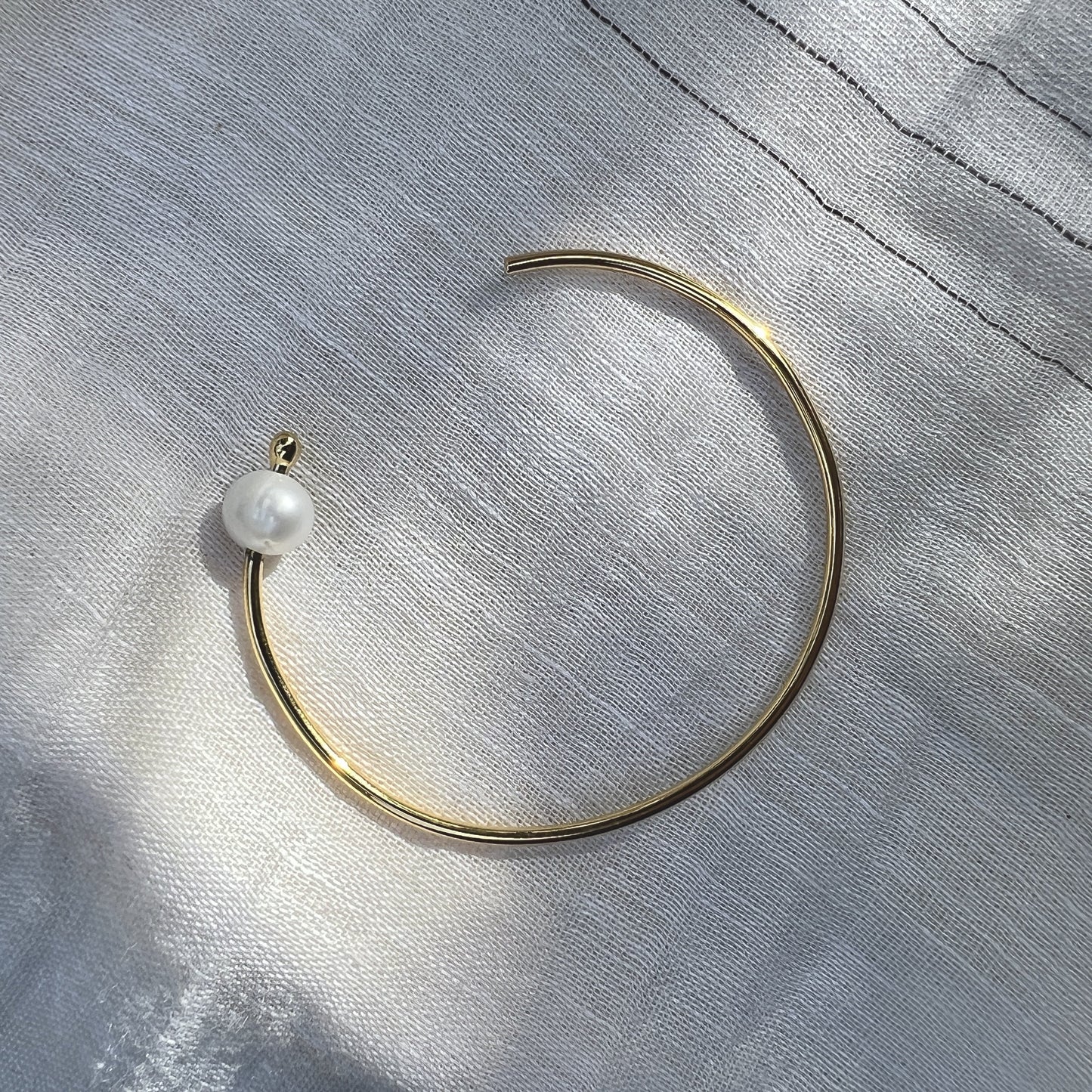 Verstellbarer Süßwasserperlen-Armreif Minimalistisches handgefertigtes Armband aus recycelter Patronenhülse