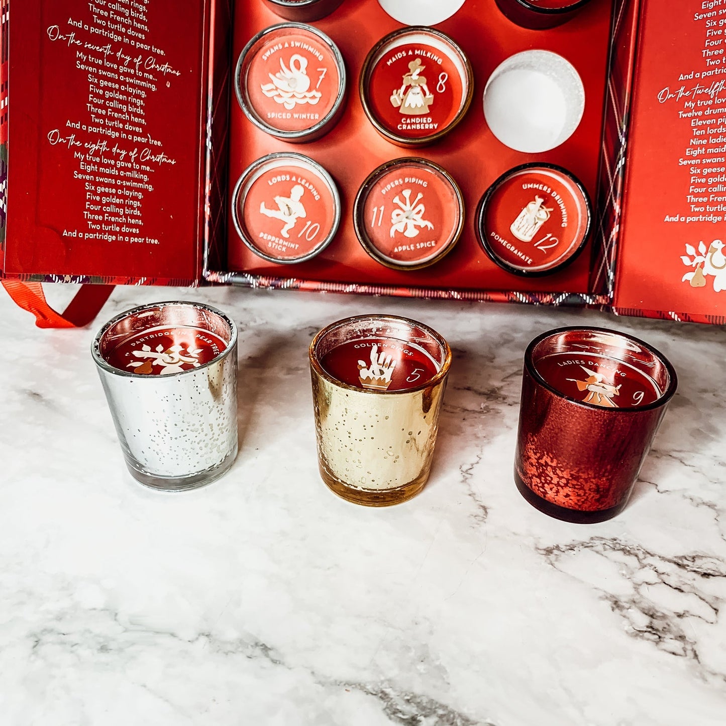 Lot de 12 bougies parfumées de l'Avent dans un coffret cadeau – Les Douze Jours de Noël