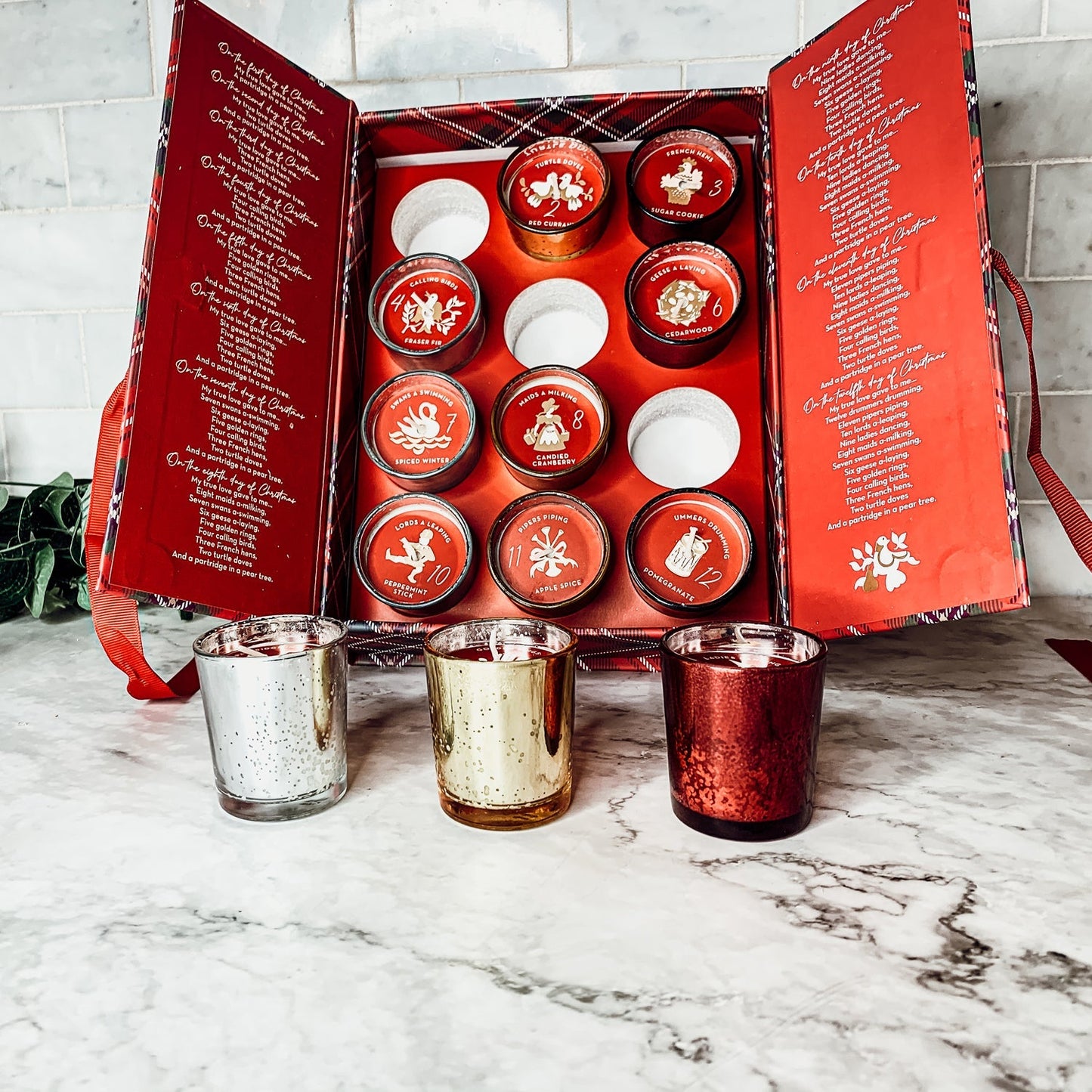 Lot de 12 bougies parfumées de l'Avent dans un coffret cadeau – Les Douze Jours de Noël