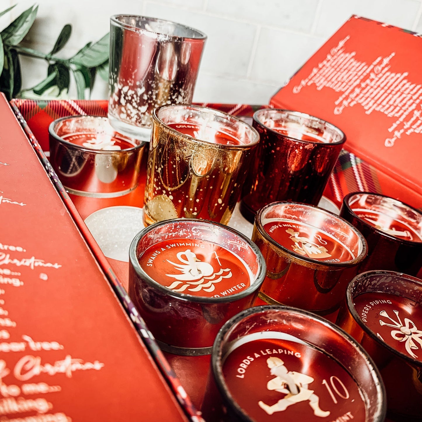Lot de 12 bougies parfumées de l'Avent dans un coffret cadeau – Les Douze Jours de Noël