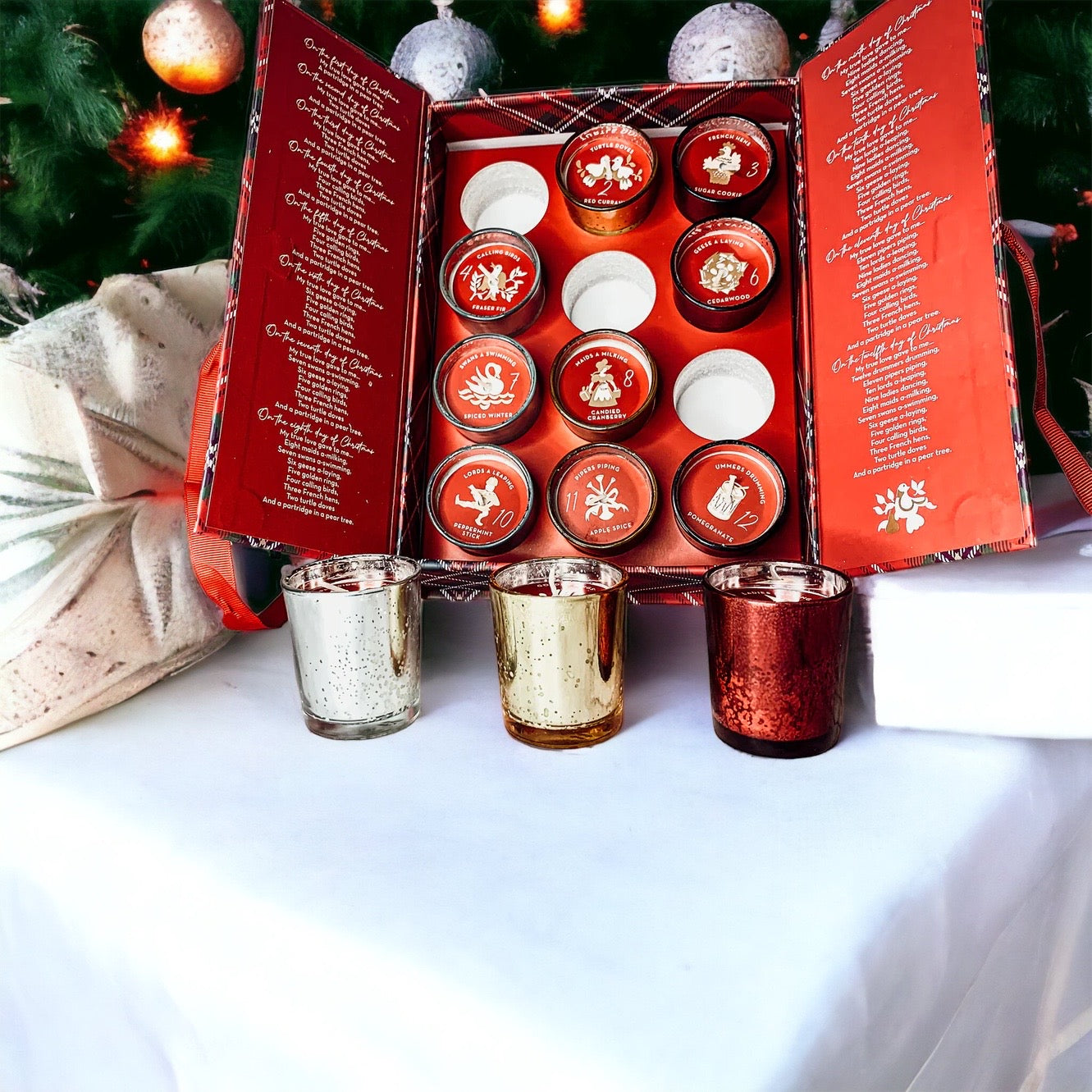 Lot de 12 bougies parfumées de l'Avent dans un coffret cadeau – Les Douze Jours de Noël