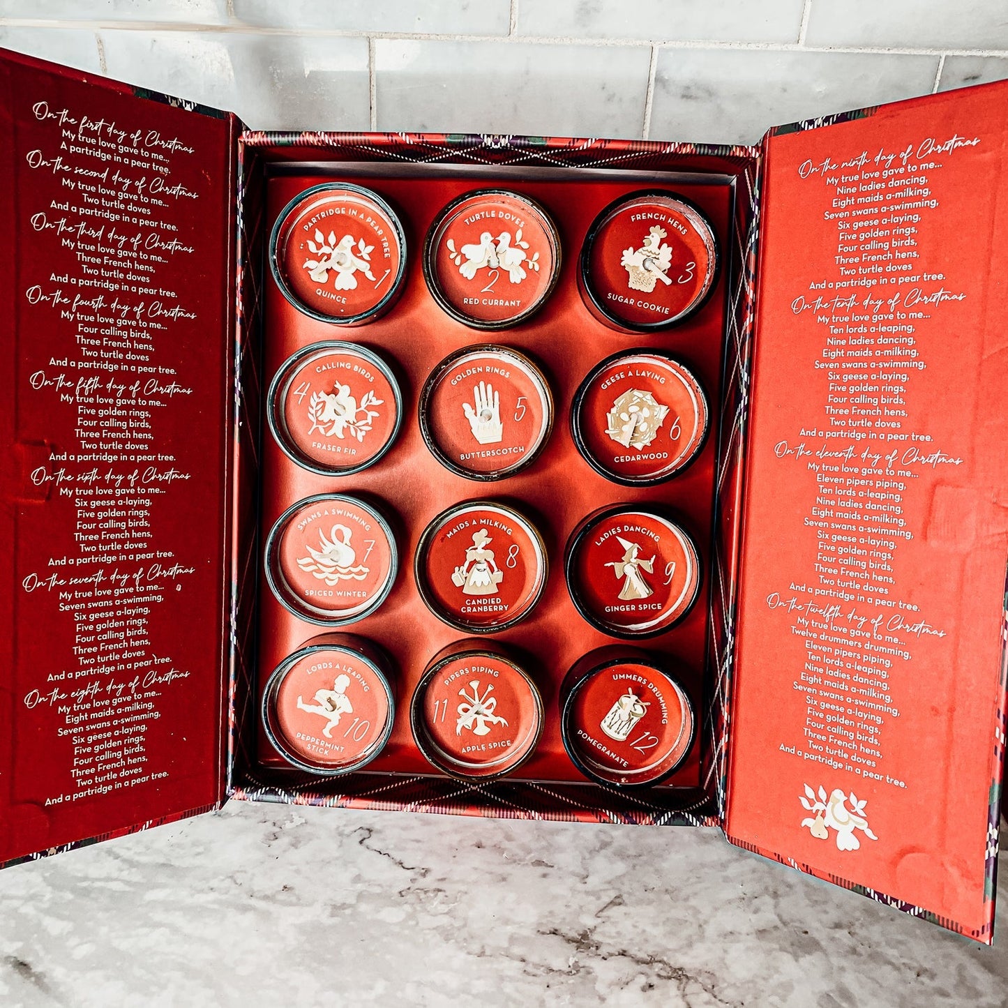 Lot de 12 bougies parfumées de l'Avent dans un coffret cadeau – Les Douze Jours de Noël