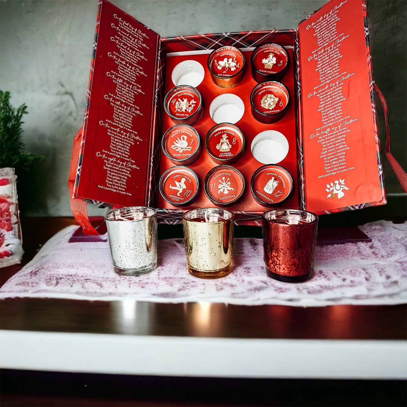 Lot de 12 bougies parfumées de l'Avent dans un coffret cadeau – Les Douze Jours de Noël