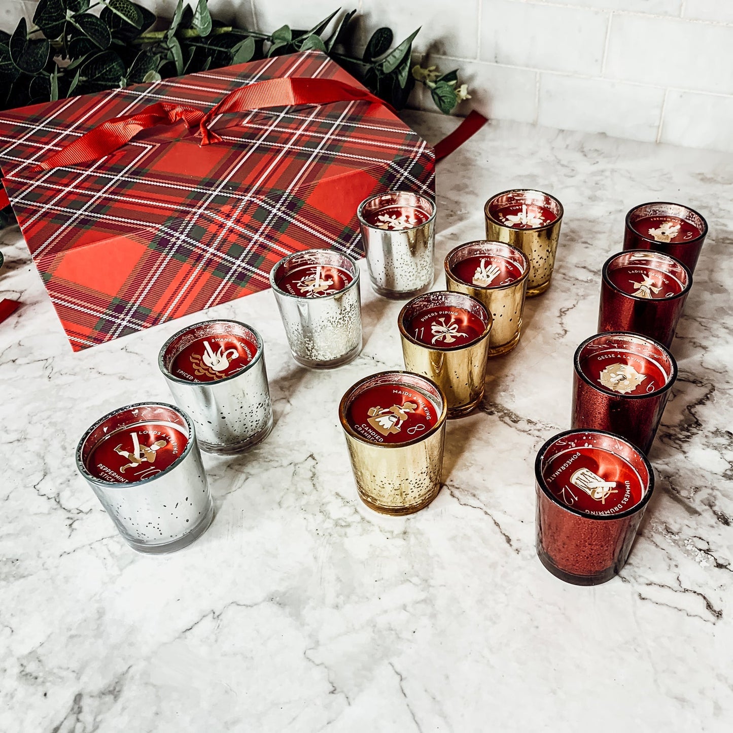Lot de 12 bougies parfumées de l'Avent dans un coffret cadeau – Les Douze Jours de Noël