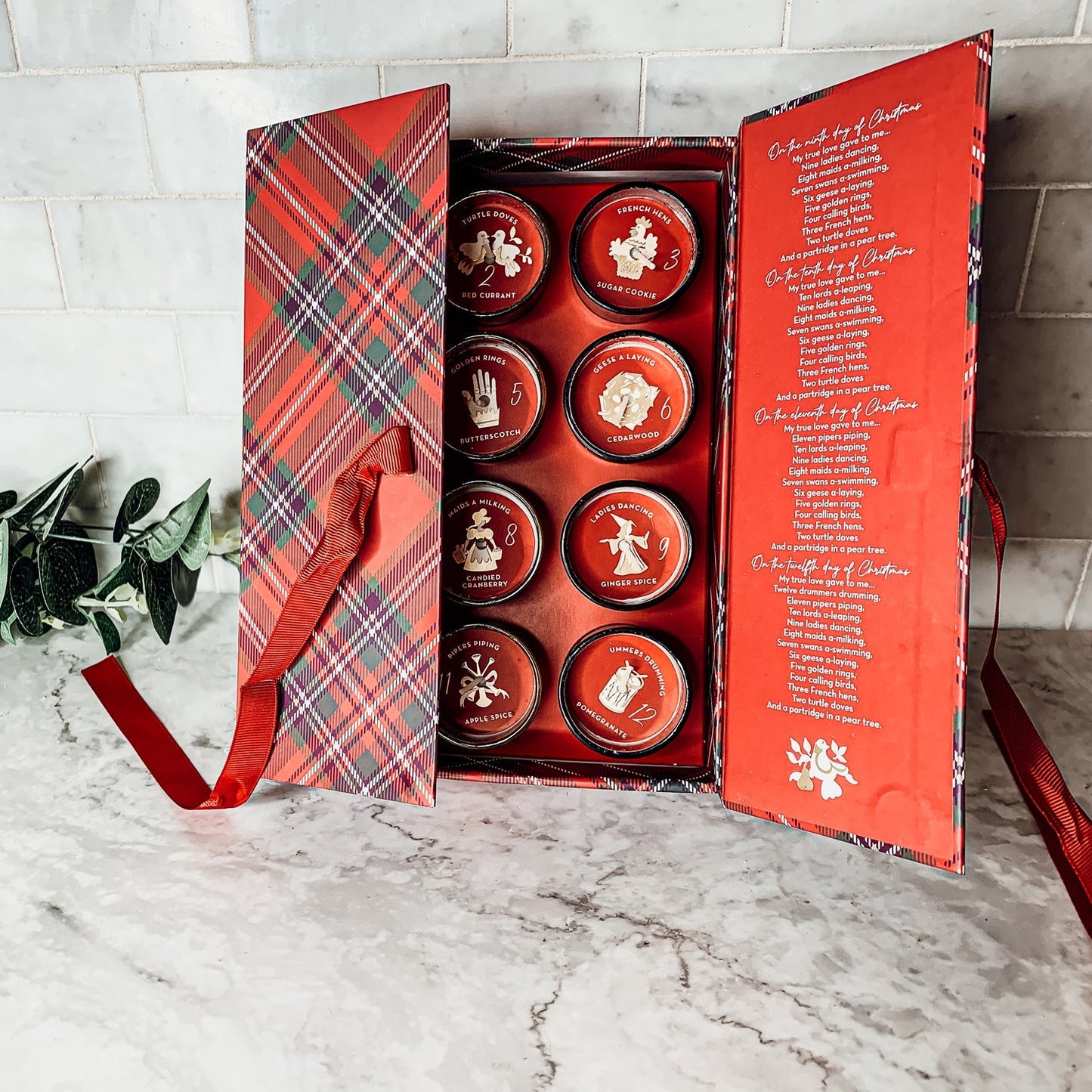 Lot de 12 bougies parfumées de l'Avent dans un coffret cadeau – Les Douze Jours de Noël