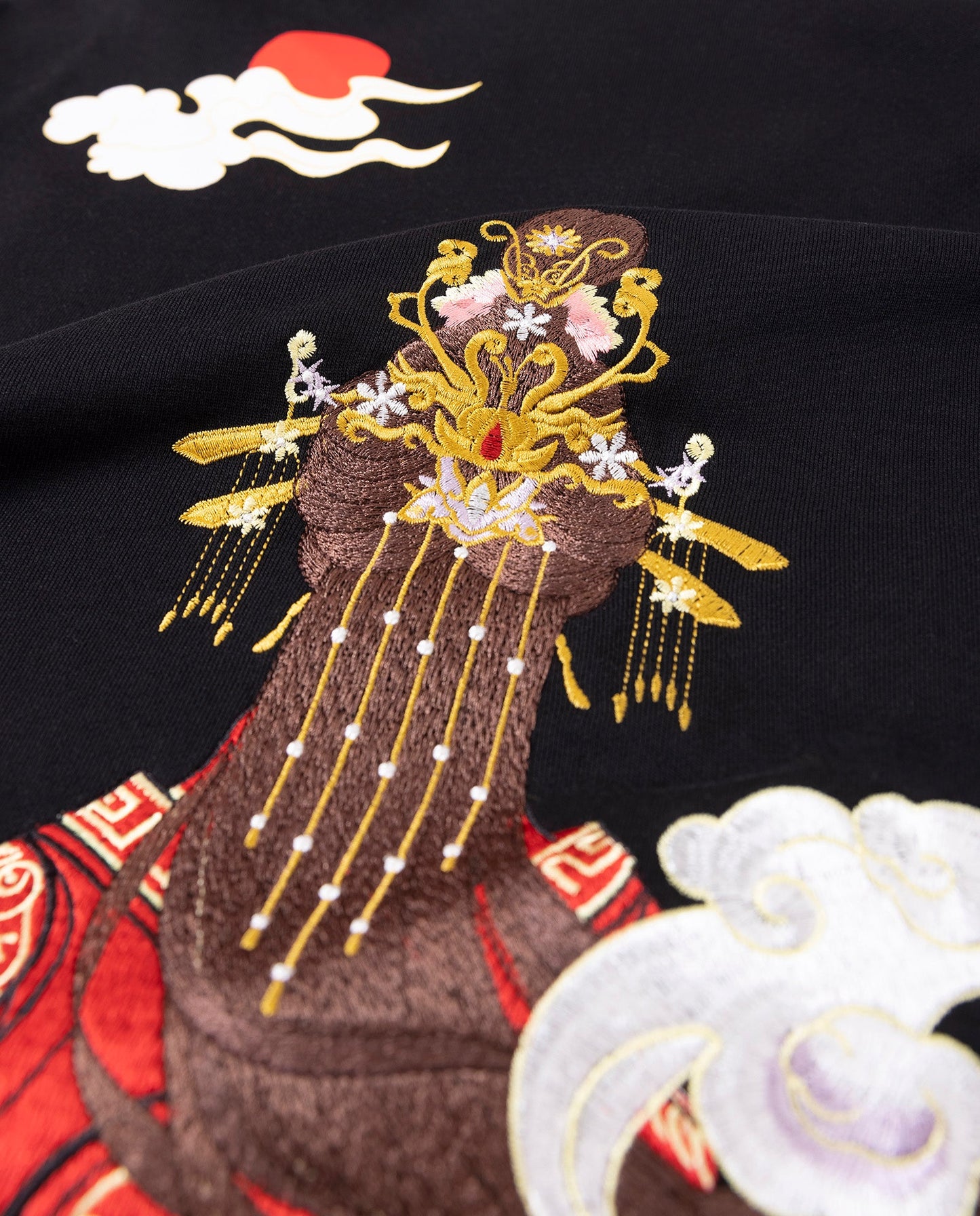 KH9241 Sweat à capuche brodé Reine Himiko