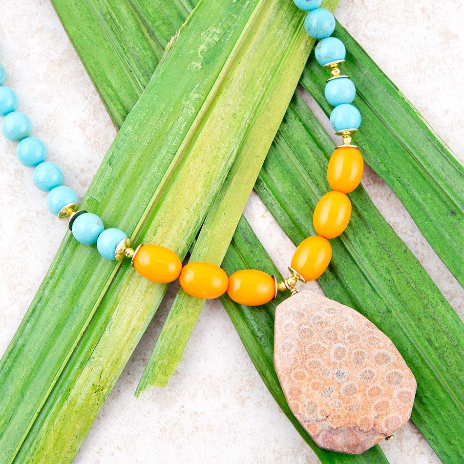 Collier pendentif en magnésite bleue fossile abricot doré