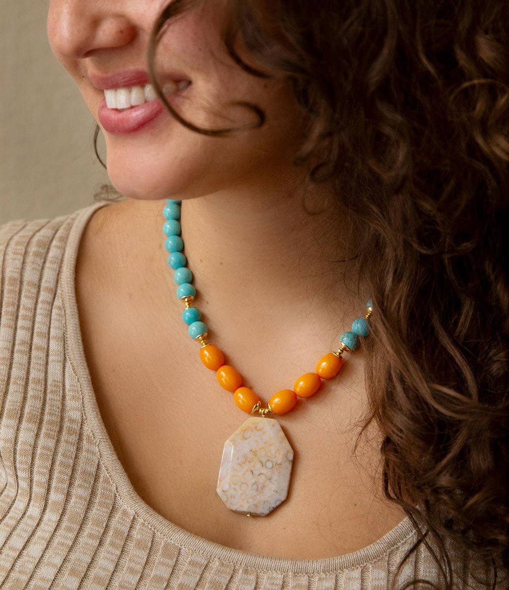 Collier pendentif en magnésite bleue fossile abricot doré