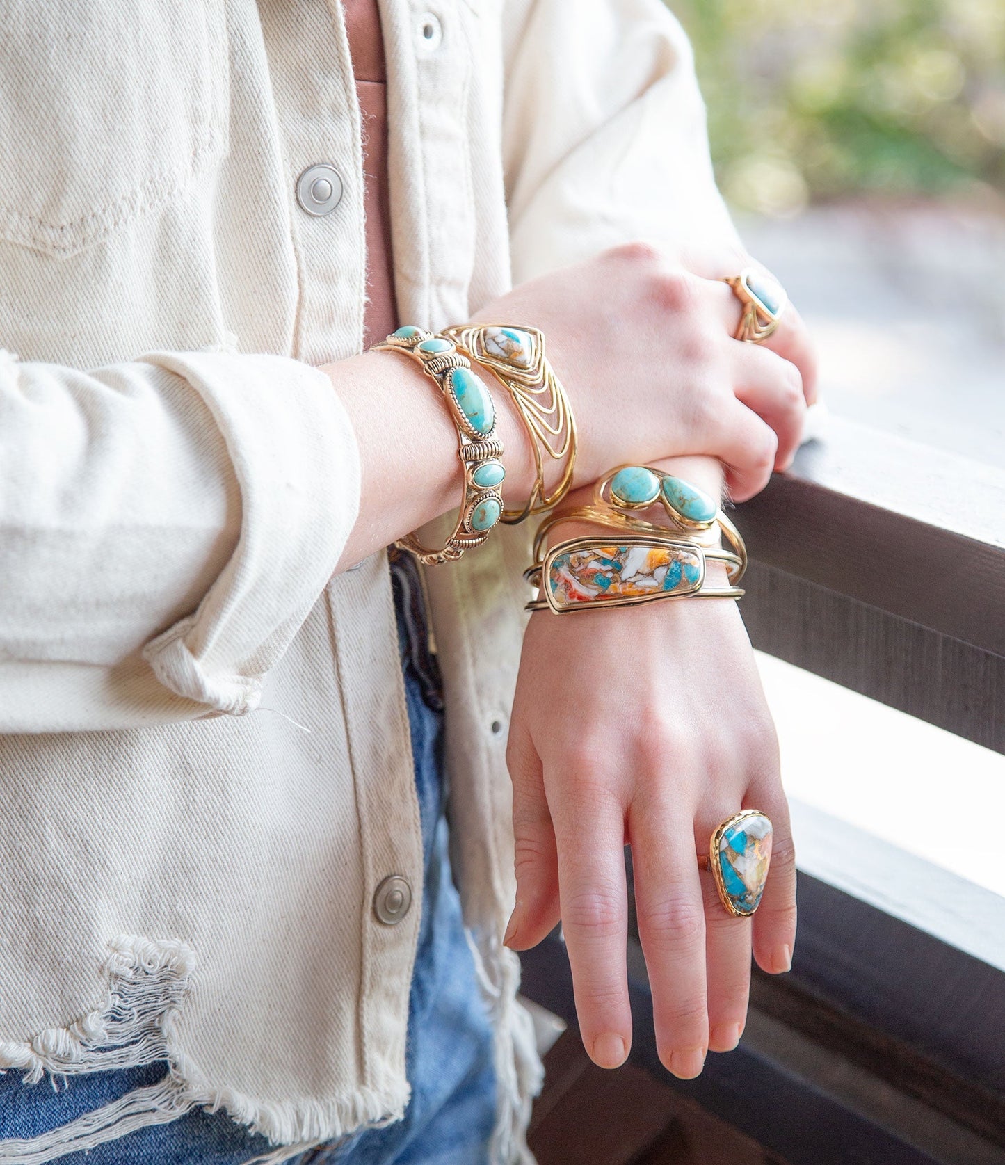 Bracelet manchette doré flèches turquoise et orange avec incrustation de spondyle
