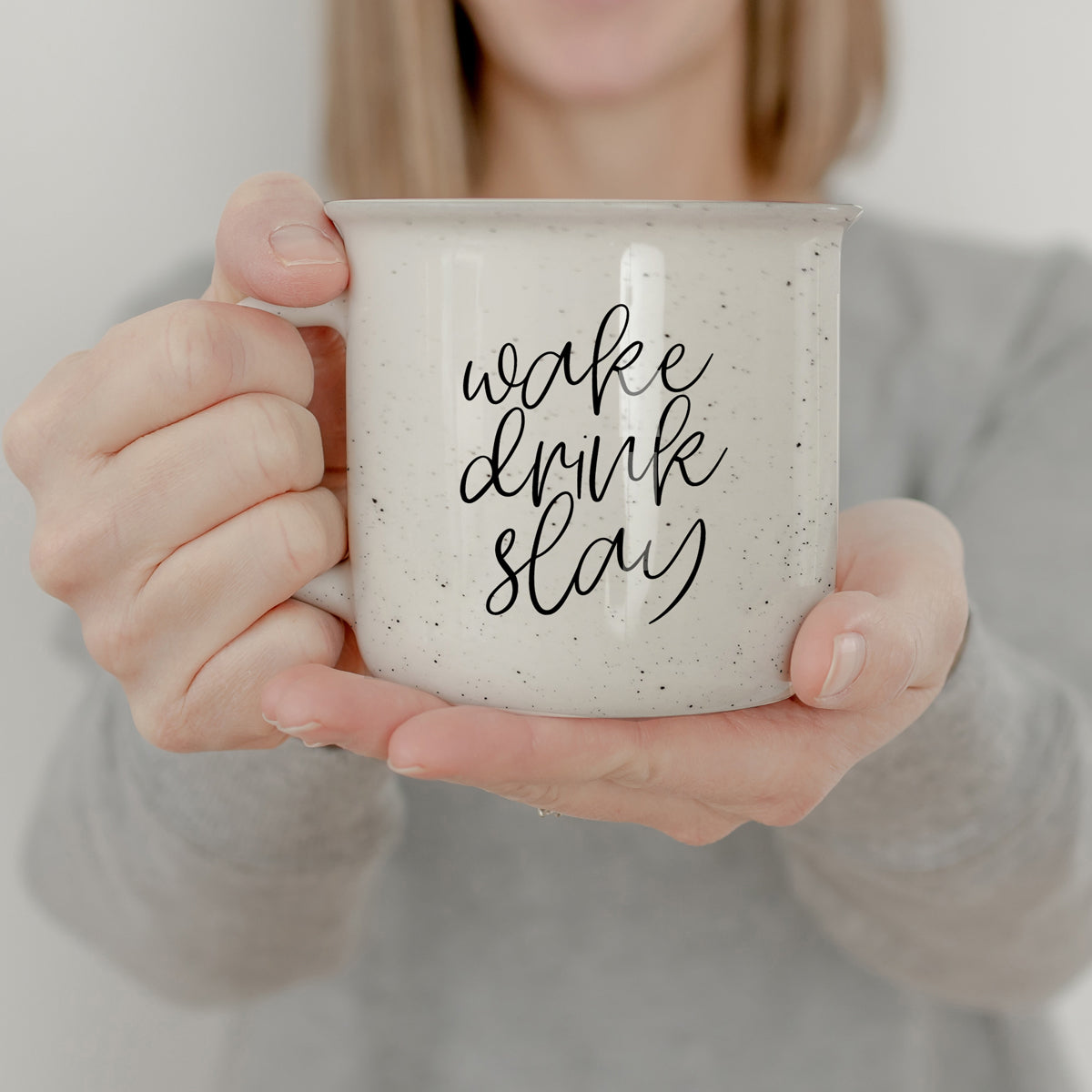 Mug de camping en céramique de 14,5 oz « Wake Drink Slay » à double face, blanc moucheté sésame